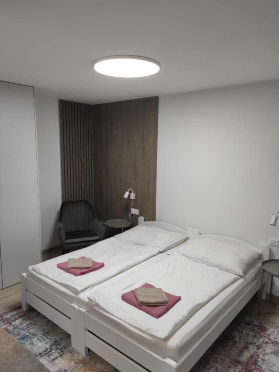Privat Julia Hotel Vrbov Exterior foto