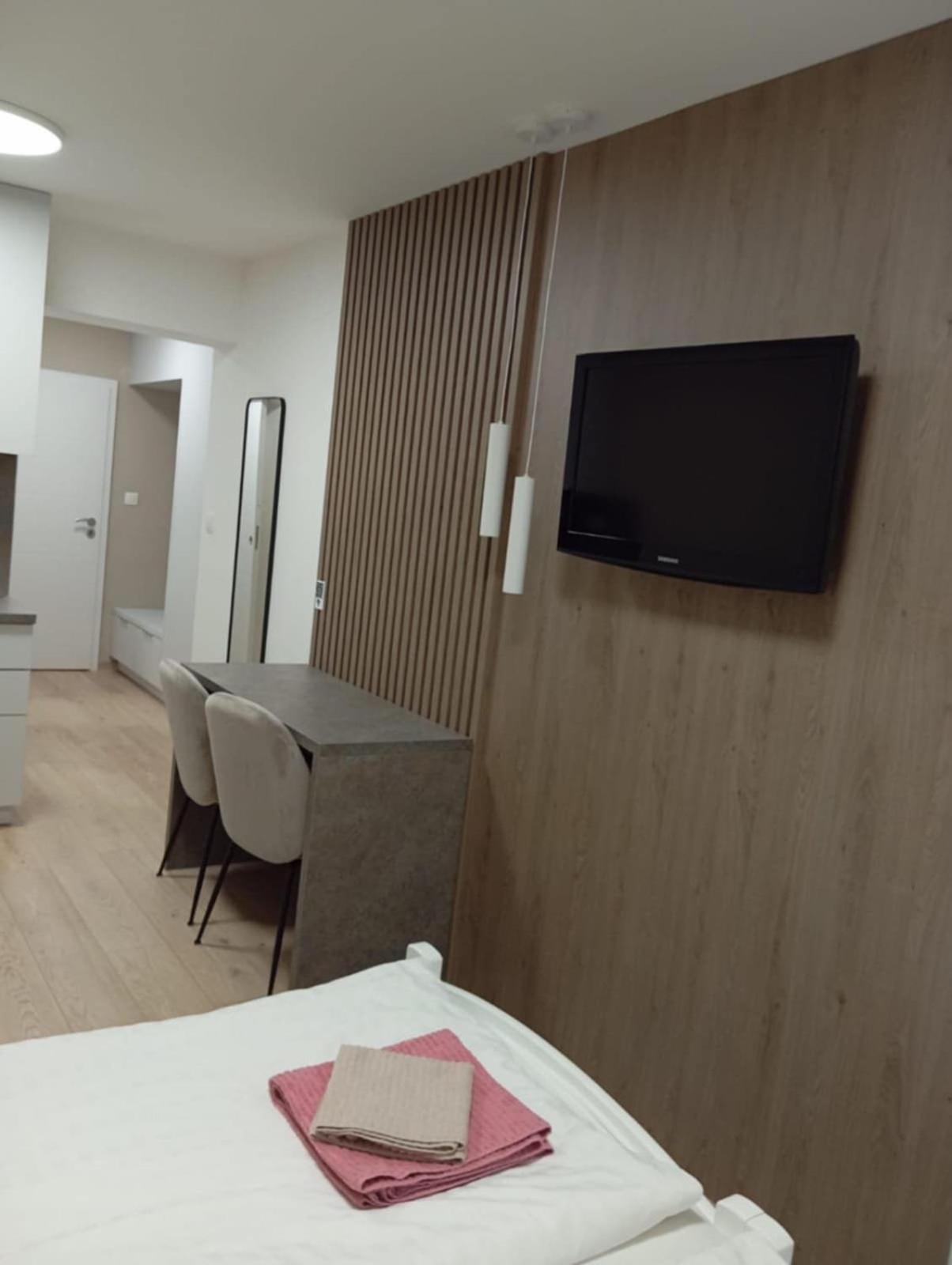 Privat Julia Hotel Vrbov Exterior foto