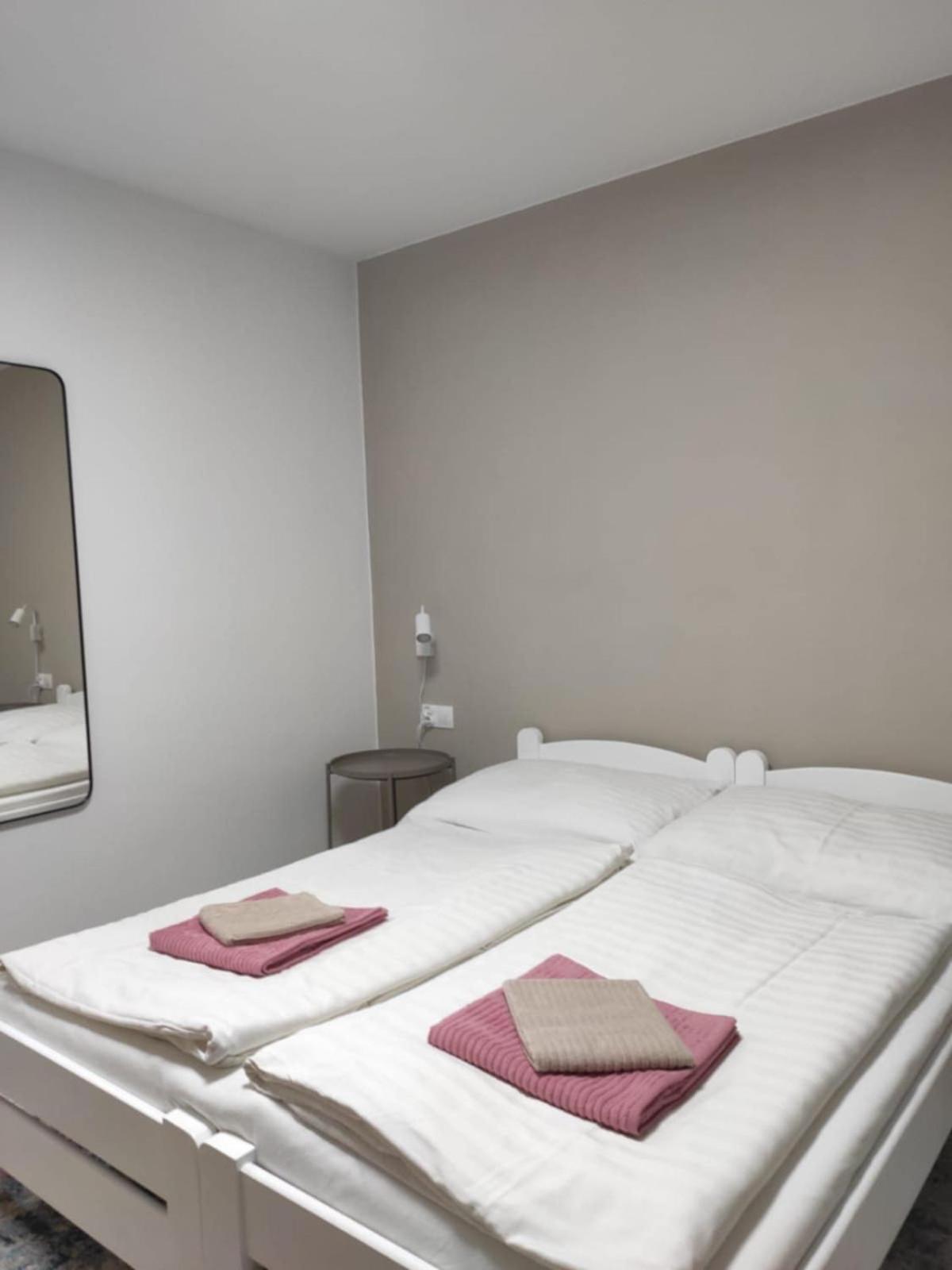 Privat Julia Hotel Vrbov Exterior foto
