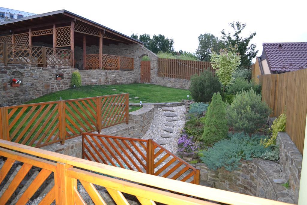 Privat Julia Hotel Vrbov Exterior foto
